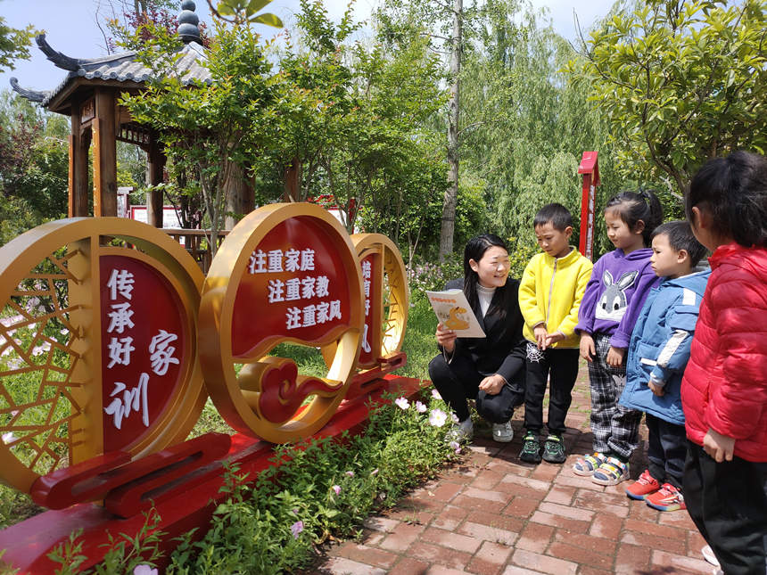 年輕的村紀(jì)檢委員正在給孩子們講述清廉家風(fēng)故事。