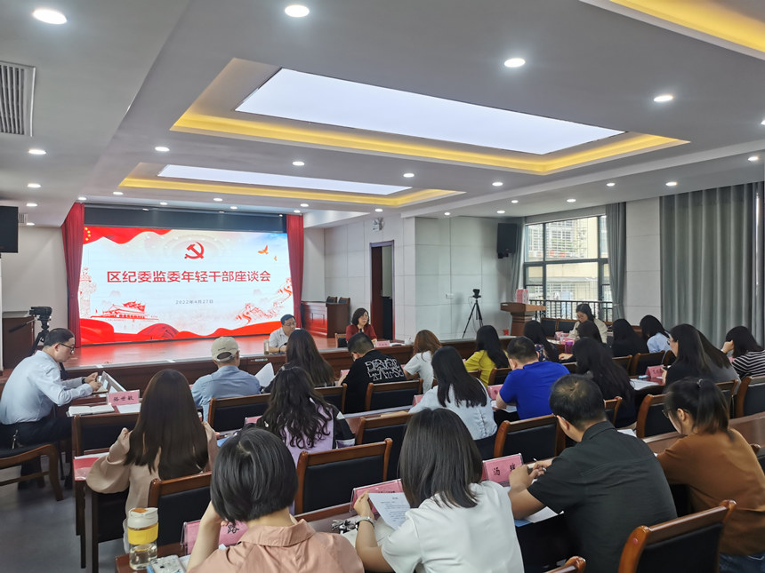 新入職青年干部現(xiàn)場暢談感想。