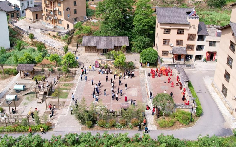 《十里紅妝》婚俗表演吸引游客駐足觀看。黃江平攝