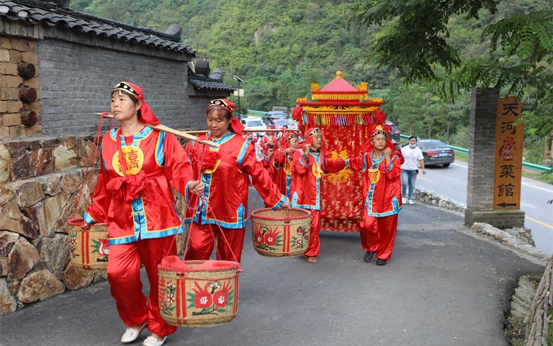 七夕婚俗禮節(jié)傳承非遺文化。 黃江平攝