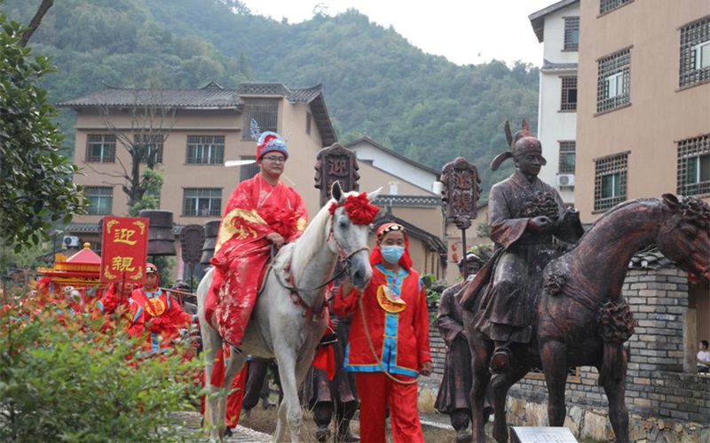 “三書““六禮”還原傳統(tǒng)婚俗。 黃江平攝