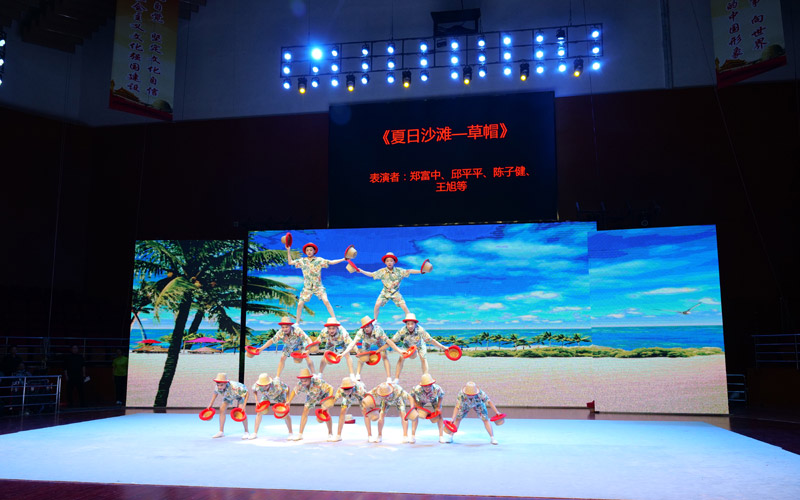 第六屆湖北雜技菊花獎全省雜技展演啟幕。郭昊攝