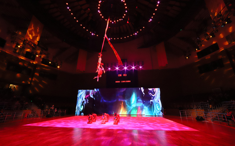 第六屆湖北雜技菊花獎全省雜技展演啟幕。郭昊攝