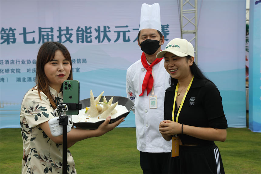 網(wǎng)絡(luò)主播在直播間介紹端午創(chuàng)新菜品酸奶涼米粽。聶爽攝