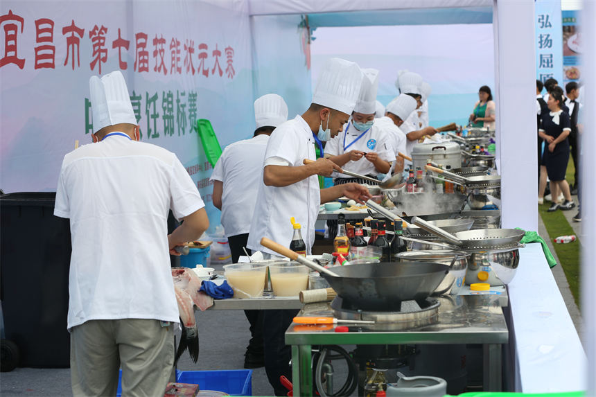 宜昌市第七屆技能狀元大賽中式烹飪錦標(biāo)賽激烈開賽。聶爽攝