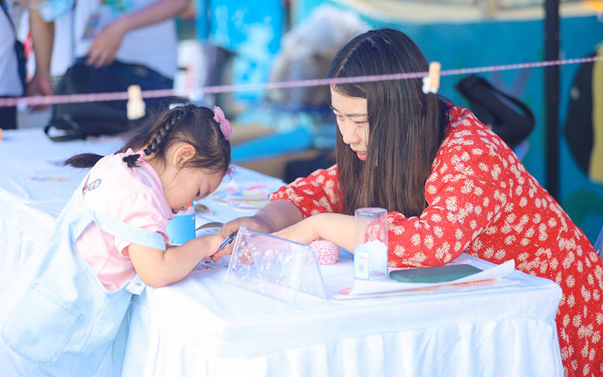 小朋友們在繪畫區(qū)認(rèn)真創(chuàng)作