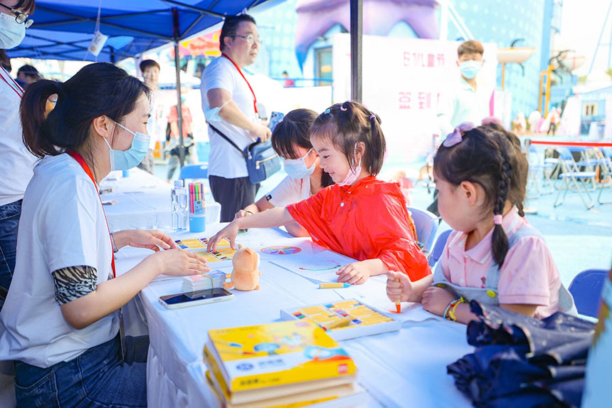 小朋友們在繪畫區(qū)認真創(chuàng)作