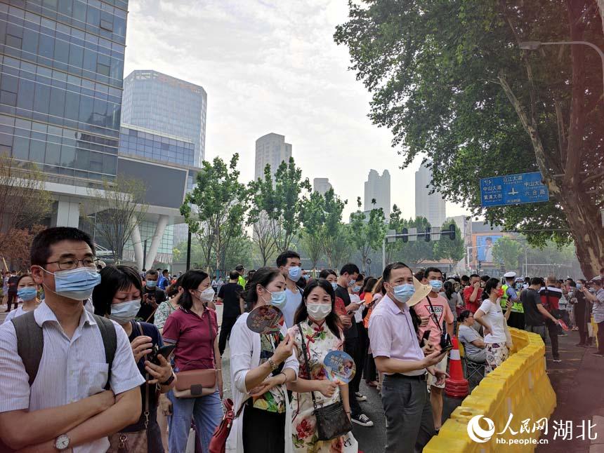 旗袍成為送考媽媽的首選服裝。郭婷婷攝