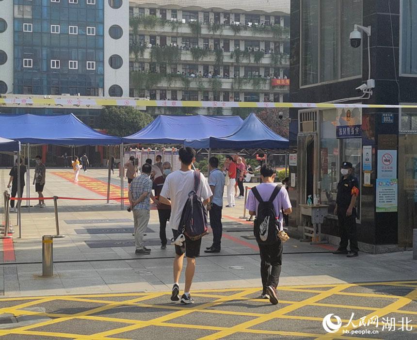 考生有序進(jìn)入考點。周雯攝