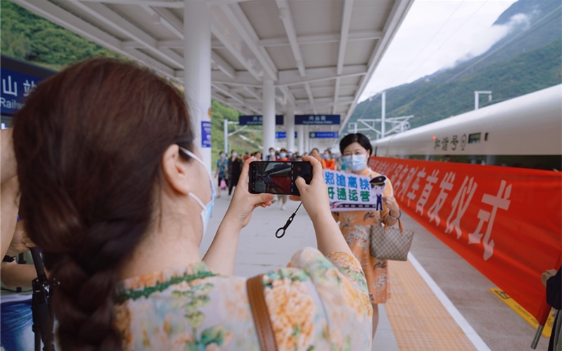G6791次列車從襄陽東站駛往昭君故里興山站。李濤攝