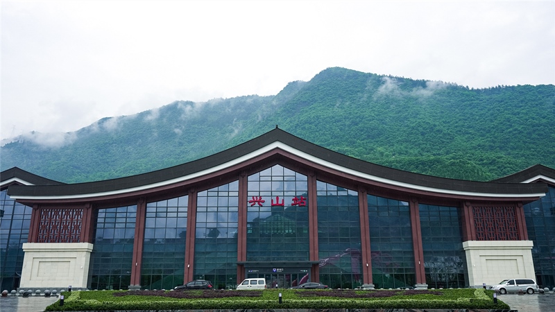 鄭渝高鐵設(shè)站興山,高鐵開進(jìn)昭君故里。武漢鐵路局供圖