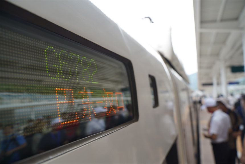 鄭渝高鐵全線開通運(yùn)營(yíng) 湖北恩施邁入高鐵時(shí)代