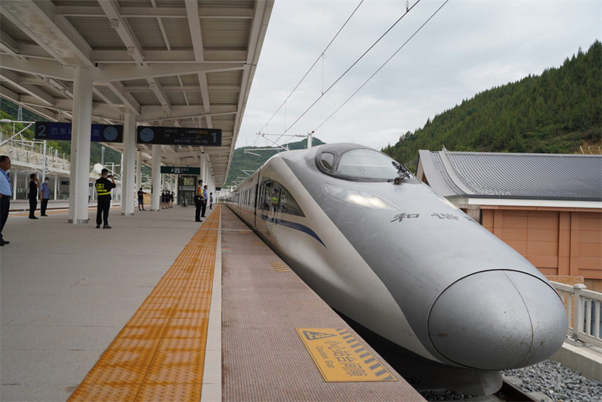 鄭渝高鐵全線開通運營 湖北恩施邁入高鐵時代