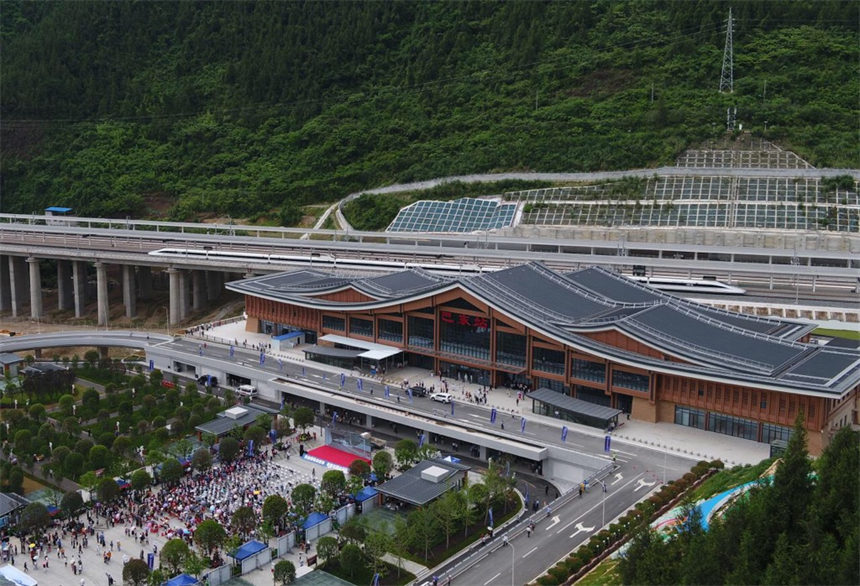 鄭渝高鐵全線開通運營 湖北恩施邁入高鐵時代