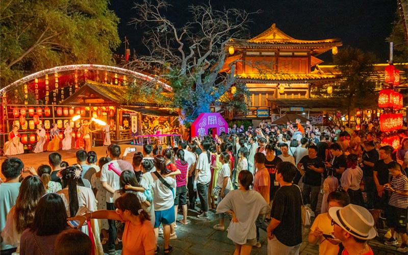 景區(qū)內(nèi)的雜耍吸引眾多外地游客