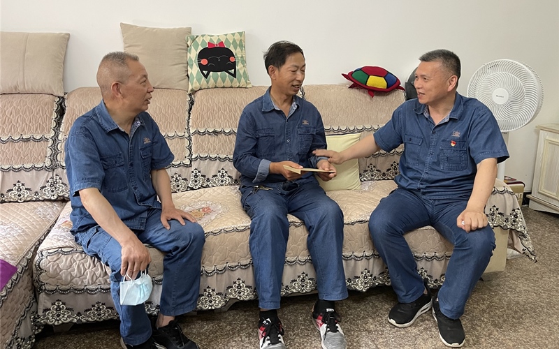 組織黨委班子成員到困難黨員家中走訪慰問。郭欣鑫攝