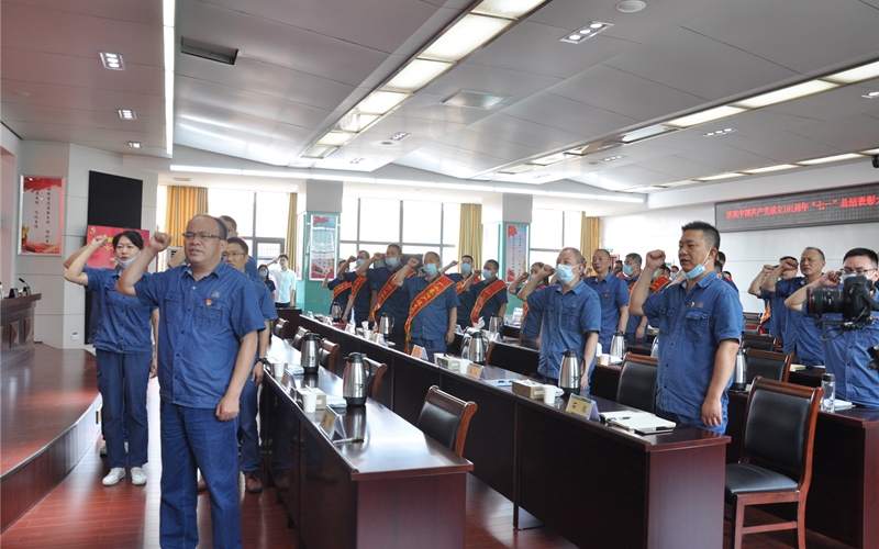 廠4名預(yù)備黨員正式加入黨組織。朱葉林?jǐn)z