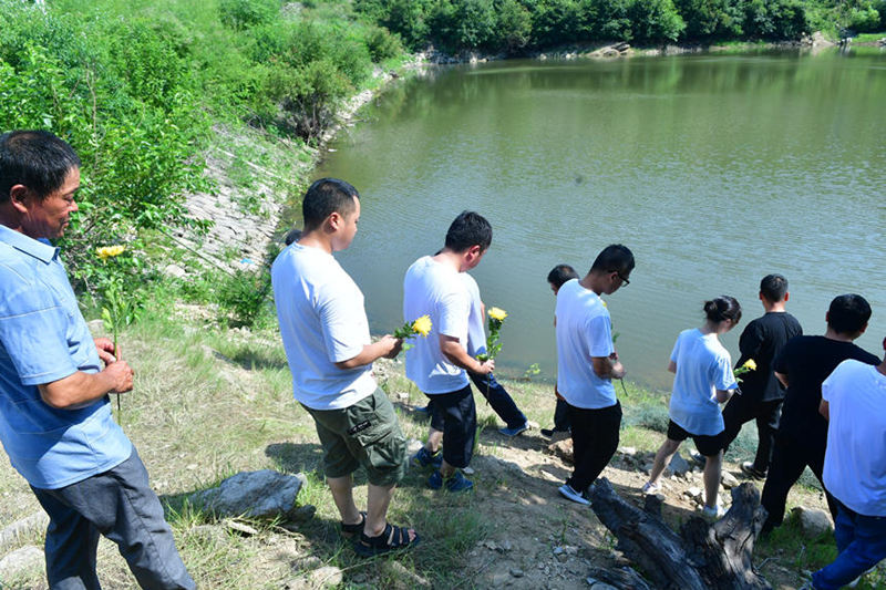 2022年7月13日，事發(fā)地附近村民自發(fā)到李林雨救人下水處悼念。謝定安攝