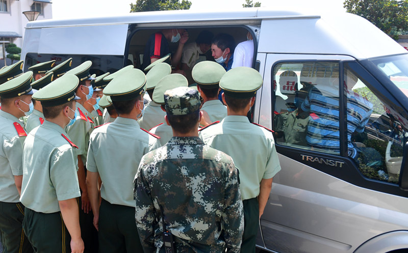 2022年7月14日，李林雨親屬與李林雨生前所在中隊(duì)官兵依依惜別。謝定安攝