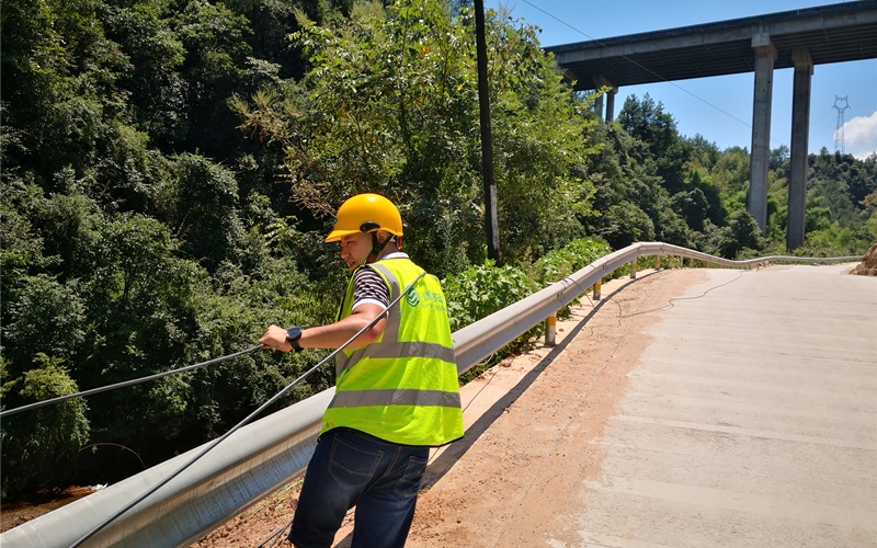 湖北移動維護人員頂著烈日奔赴一個又一個基站，用汗水保障網(wǎng)絡正常運行。王政攝