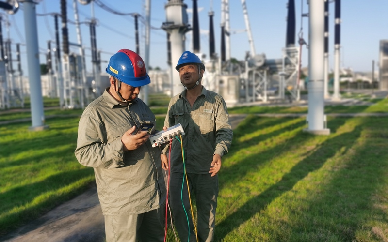 國(guó)網(wǎng)湖北超高壓公司職工在500kV安福變電站設(shè)備現(xiàn)場(chǎng)做全站避雷器帶電檢測(cè)。林閩攝