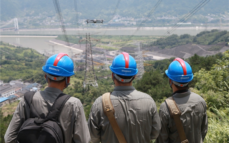 頂著烈日“汗”衛(wèi)電力外送大動(dòng)脈。李治飛、羅喻昀攝