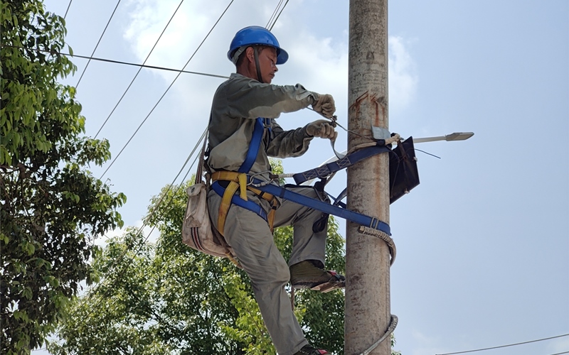 荊州電力工作人員在酷暑下檢修。龔雪云攝