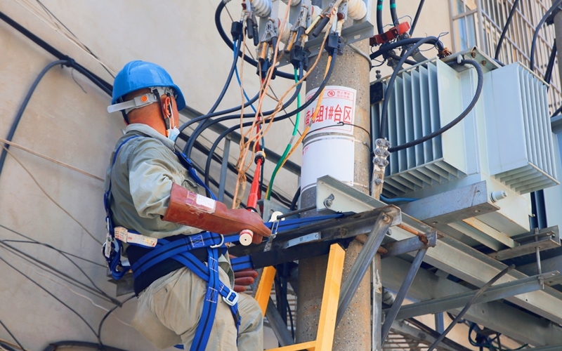 迎峰度夏，荊州電力工作人員在小南小區(qū)路進(jìn)行燒毀臺(tái)區(qū)搶修。李琦攝