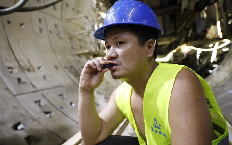 武漢地鐵19號(hào)線花山車輛段出入段線的隧道右線盾構(gòu)機(jī)內(nèi)，操作員在喝藿香正氣液防暑。袁永華攝