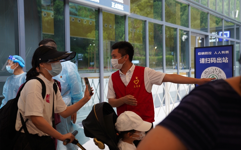 電網(wǎng)施工人員正在安裝接地滑車。謝燁攝