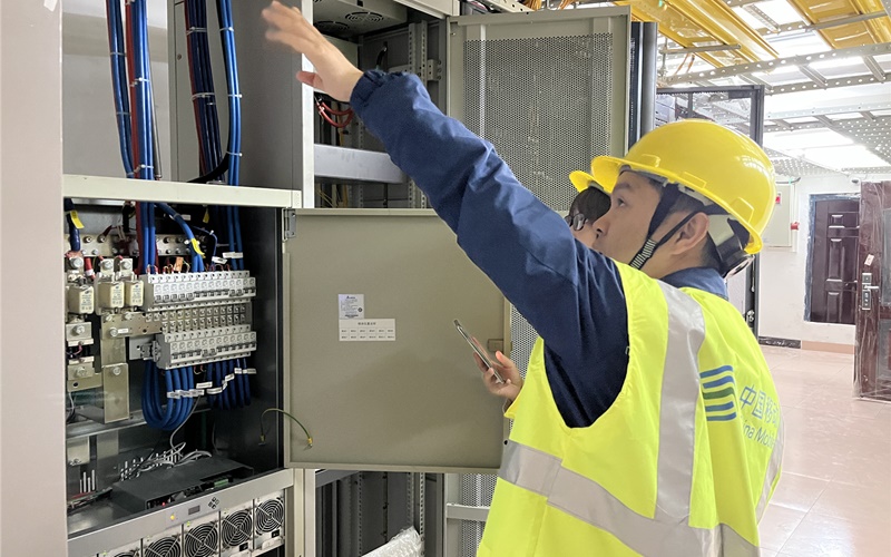 機(jī)房?jī)?nèi)，技術(shù)人員檢查線路安全。