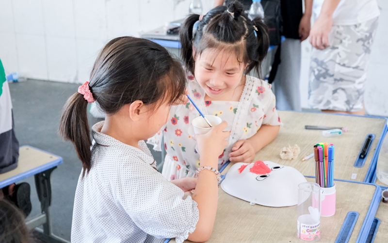 孩子們正在繪制臉譜。肖嘉禾攝