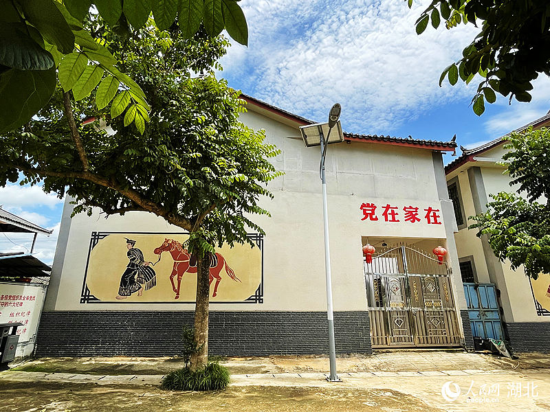 村民家的院墻上印刷著“黨在 家在”的標(biāo)語(yǔ)。人民網(wǎng) 周恬攝