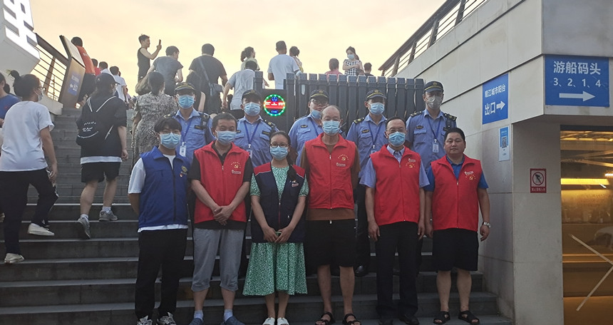 武漢武昌:“平安合伙人”守護(hù)市民游泳戲水安全