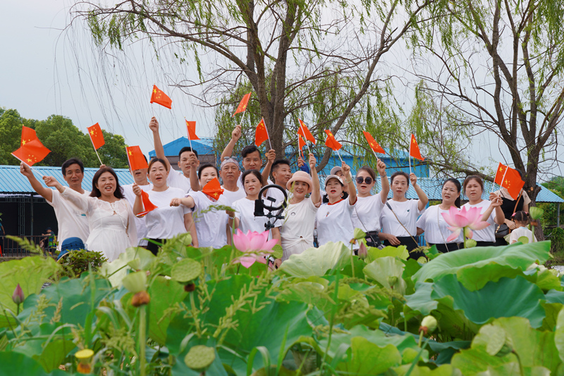 樂(lè)隊(duì)組團(tuán)在李集胡店村荷花基地高歌。葉東輝攝