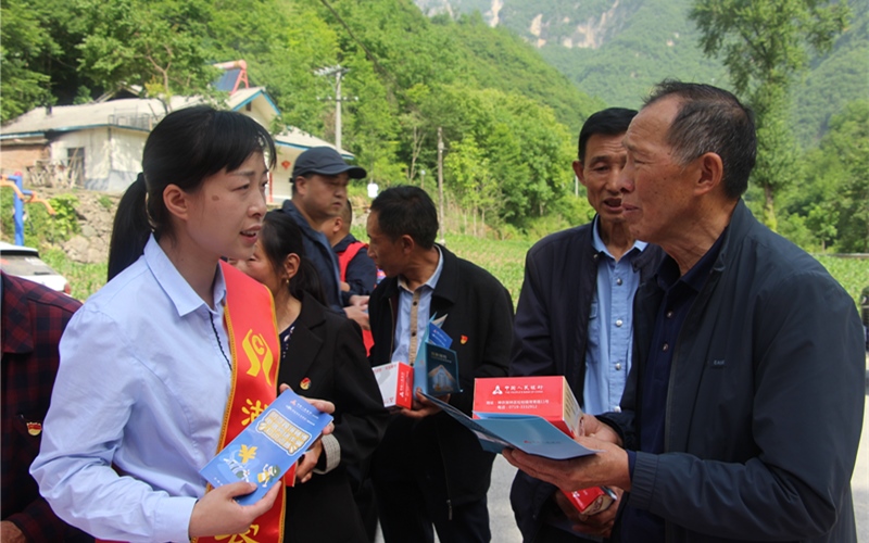  湖北神農(nóng)架農(nóng)商銀行支持鄉(xiāng)村振興 ，服務(wù)實體經(jīng)濟(jì)。喻玲攝