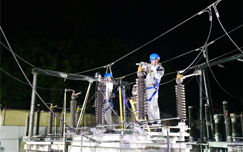 在110千伏張灣變電站，十堰供電公司變電運檢員工對1號主變110千伏側(cè)張071發(fā)熱隱患刀閘進行檢修更換。毛富濤、江艷萍攝