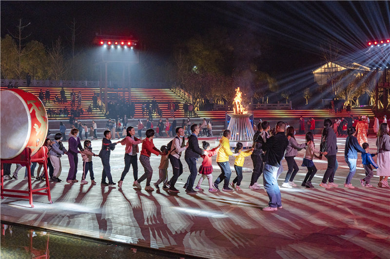 木蘭花鄉(xiāng)篝火晚會(huì)。黃宣攝