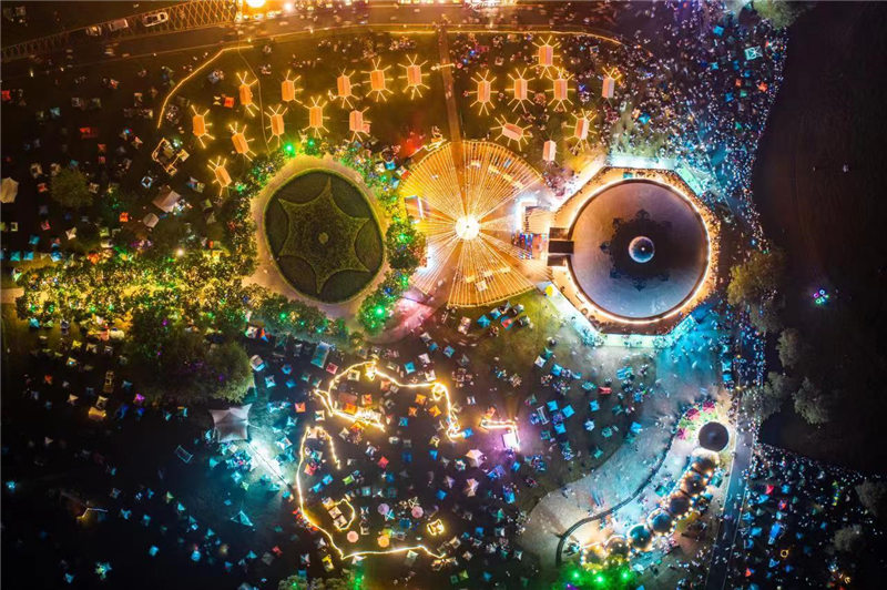 夜晚的木蘭草原流光溢彩華燈璀璨。黃宣攝