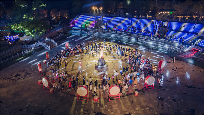 篝火晚會(huì)。黃宣攝