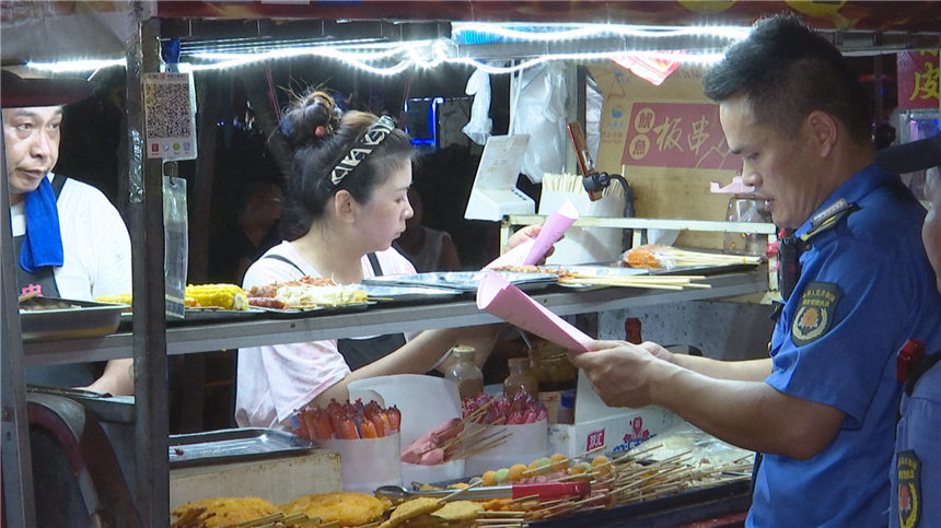 黃岡市浠水縣月湖公園夜市區(qū)。周航川攝