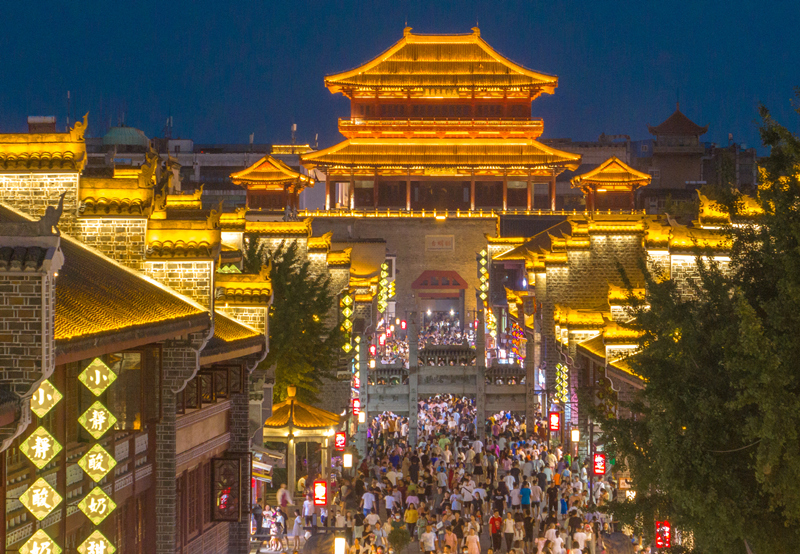 湖北省襄陽古城北街和臨漢門亮起霓虹燈，吸引了眾多市民和游客游玩，欣賞流光溢彩的古城夜景。