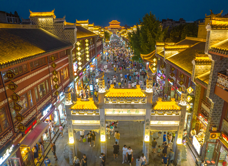 湖北省襄陽(yáng)古城北街和臨漢門亮起霓虹燈，吸引了眾多市民和游客游玩，欣賞流光溢彩的古城夜景。