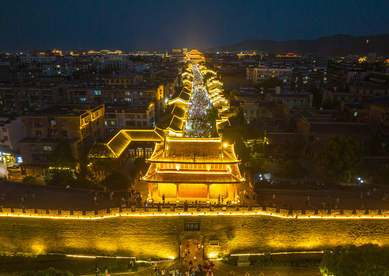 湖北省襄陽(yáng)古城北街和臨漢門(mén)亮起霓虹燈,吸引了眾多市民和游客游玩,欣賞流光溢彩的古城夜景。
