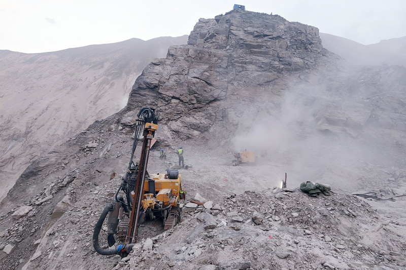 工程右岸壩肩正在開(kāi)挖。