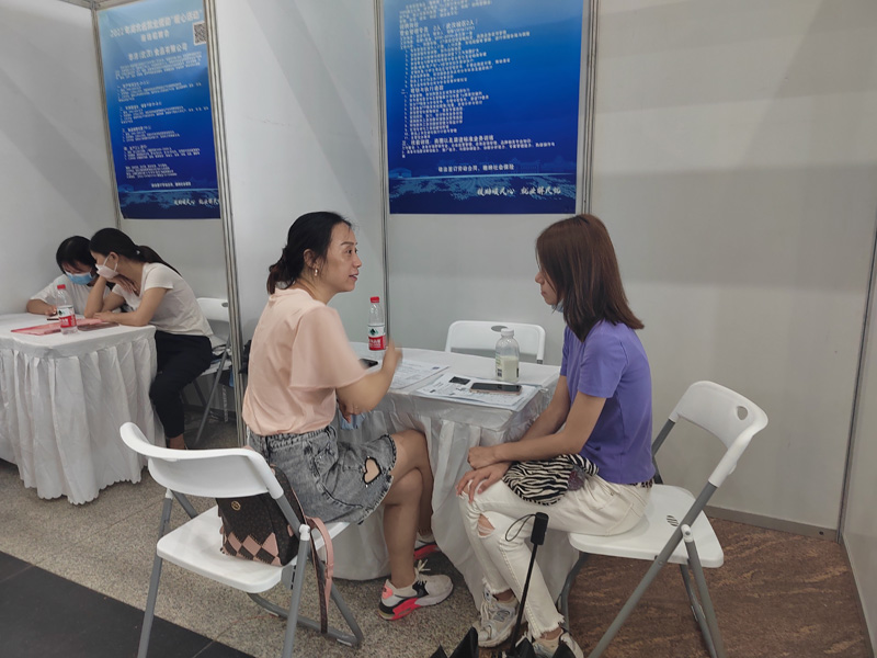 招聘會(huì)現(xiàn)場(chǎng)，百余企業(yè)設(shè)置攤位。萬(wàn)晶攝