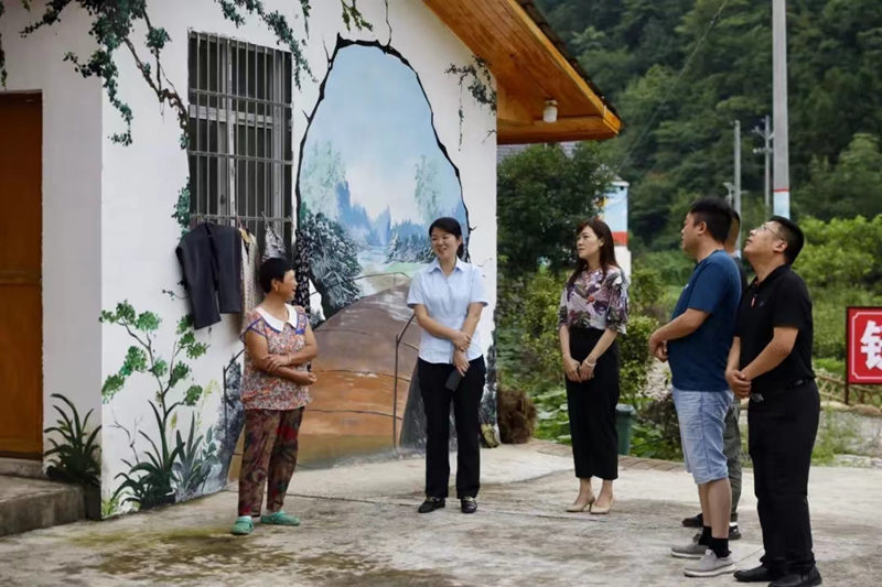圖為湖北省鶴峰縣紀(jì)委監(jiān)委、縣婦聯(lián)聯(lián)合指導(dǎo)組到該鎮(zhèn)石龍洞村調(diào)研指導(dǎo)清廉建設(shè)。