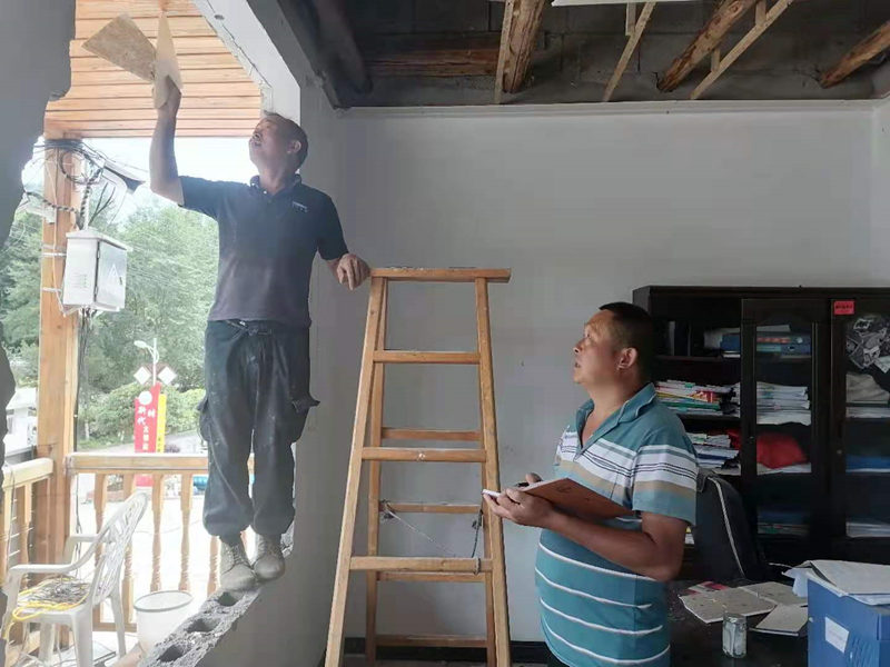 圖為湖北省鶴峰縣燕子鎮(zhèn)瓦窯村“清和志愿服務(wù)隊(duì)”隊(duì)長李小平在村委會維修項(xiàng)目現(xiàn)場開展監(jiān)督。