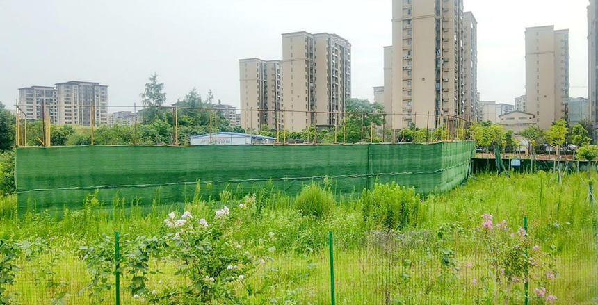 橫店街成立工作專班，對(duì)臨時(shí)搭建的違章遮雨棚、延伸出房屋外的臨時(shí)建筑物和在路旁閑置地搭建的臨時(shí)攤點(diǎn)，進(jìn)行依法拆除和嚴(yán)格清理。