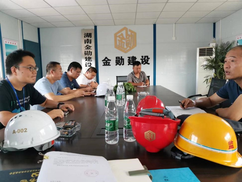 潛江市住建局建筑市場管理站組織專班走進(jìn)重點(diǎn)工程項(xiàng)目現(xiàn)場。